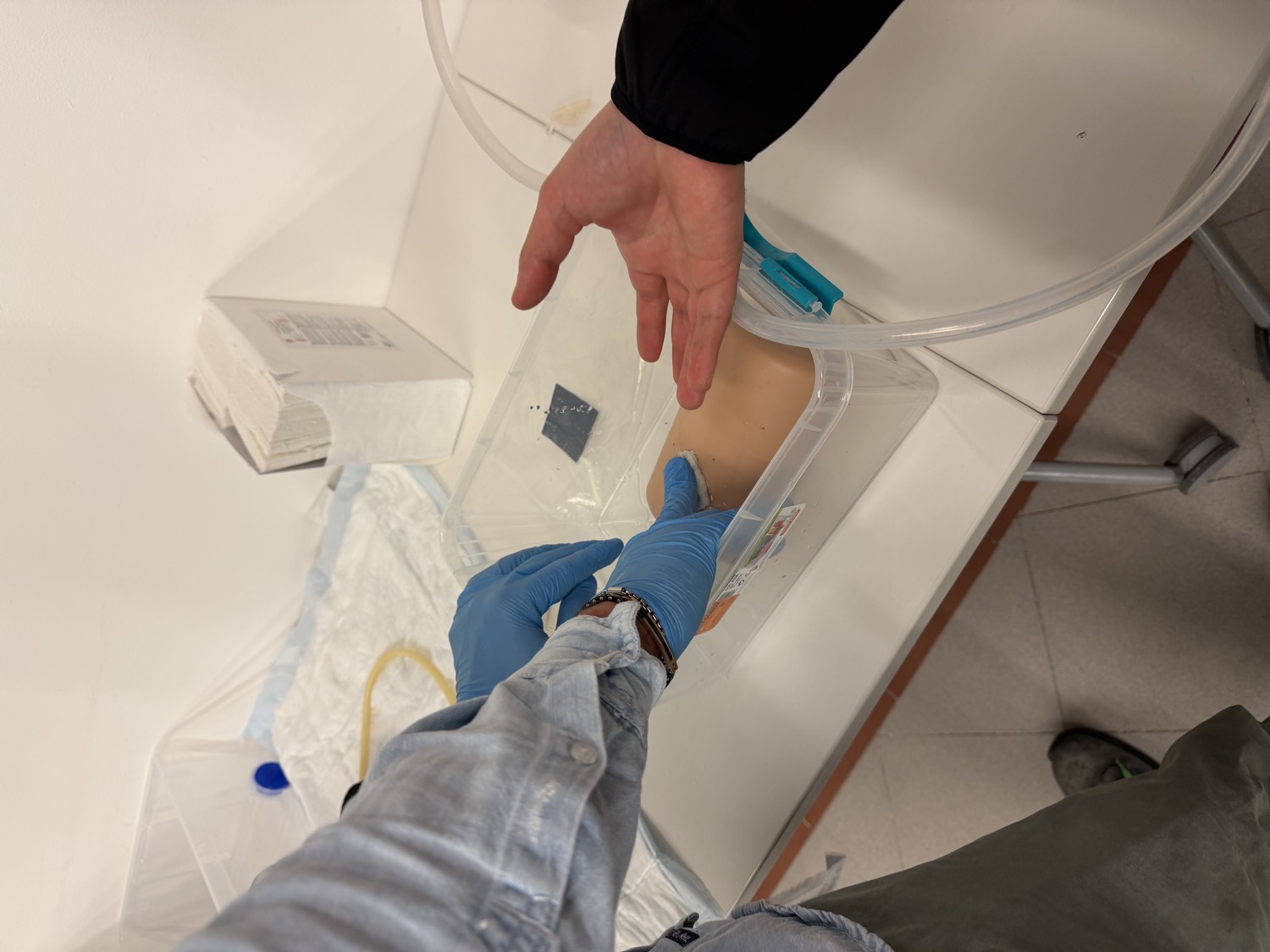 Esercitazione di tamponamento di una ferita su un simulatore che sanguina durante un corso Rinaldi Formazione